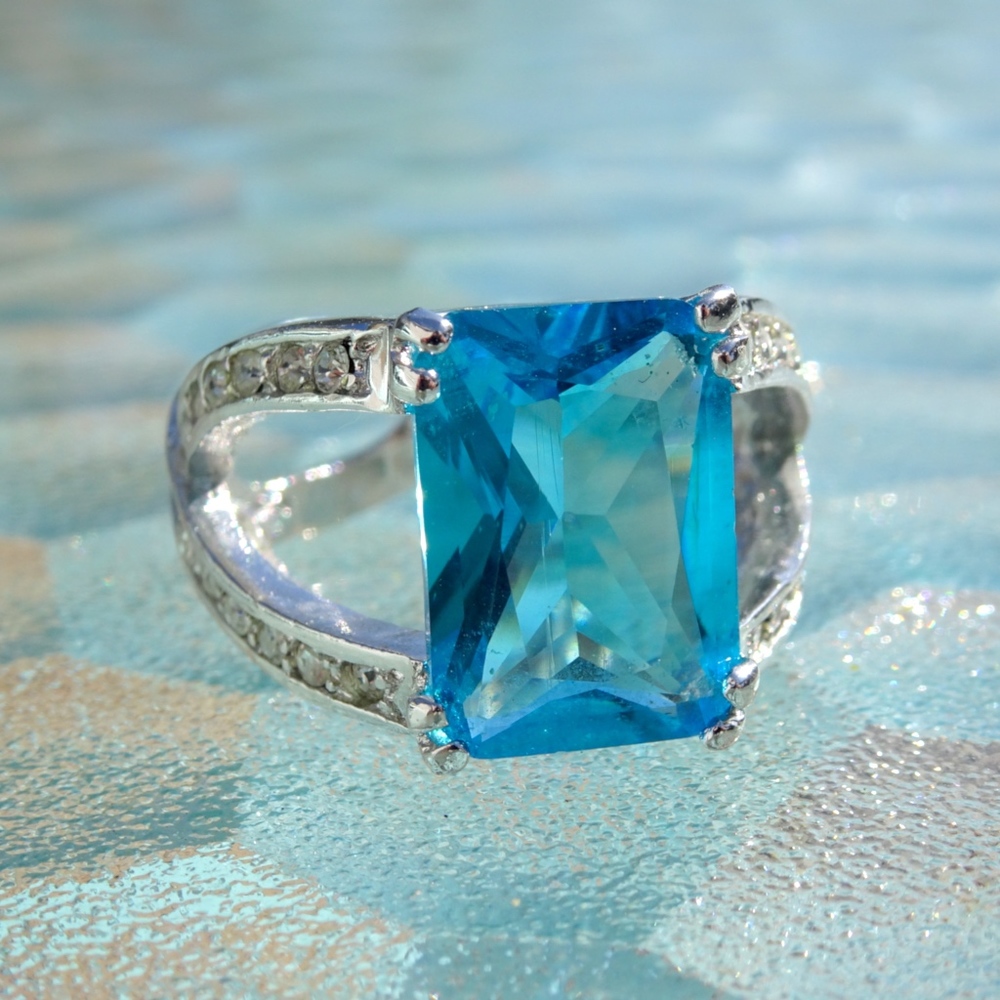 Big Light Aqua Turquoise Blue Glass Jewel Silver Tone Statement Ring Size 8 - Picture 2 of 8